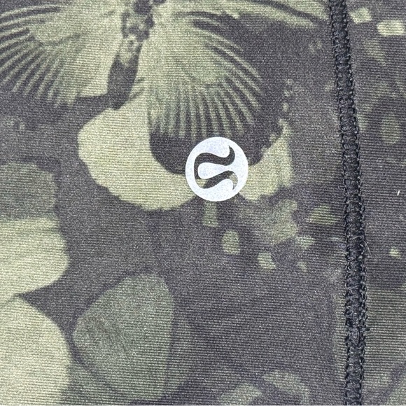 Lululemon Happy Strappy Tank
Biggie So Fly Butterfly Fatigue Green Black size 10 - Picture 8 of 11